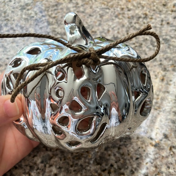 Ceramic silver pumpkin with scent inside - Picture 2 of 5